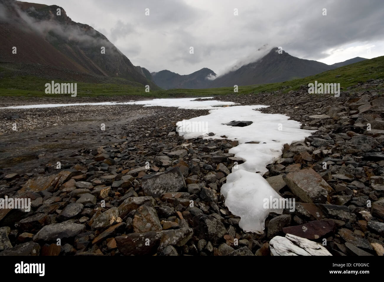 Bianco ghiaccio sulle pietre. Orientale Montagne Sayan valley. Repubblica dei Buriati. La Russia. La Siberia. Foto Stock