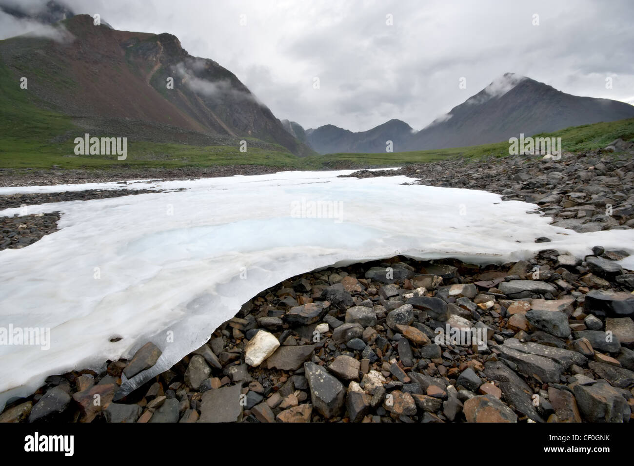 Bianco ghiaccio sulle pietre. Orientale Montagne Sayan valley. Repubblica dei Buriati. La Russia. La Siberia. Foto Stock