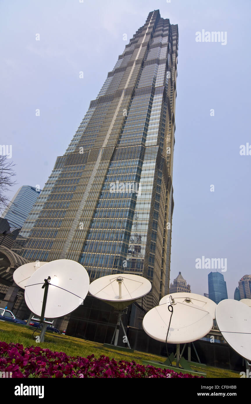 Torre Jinmao, parabole satellitari - Shanghai Pudong (Cina) Foto Stock