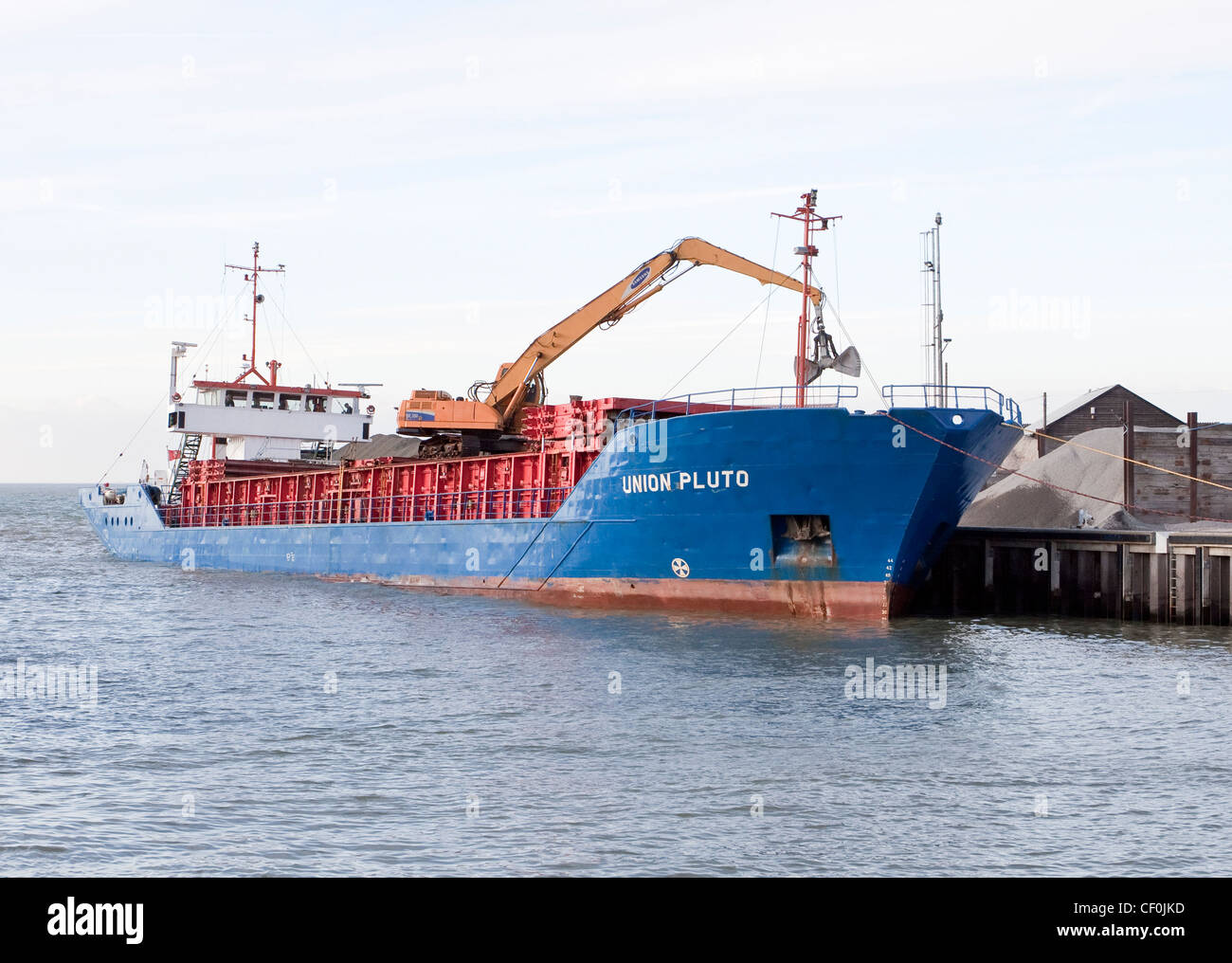 Porto di Whitstable Kent REGNO UNITO nave europea Plutone lo scarico della zavorra / aggregati per Bretts Foto Stock