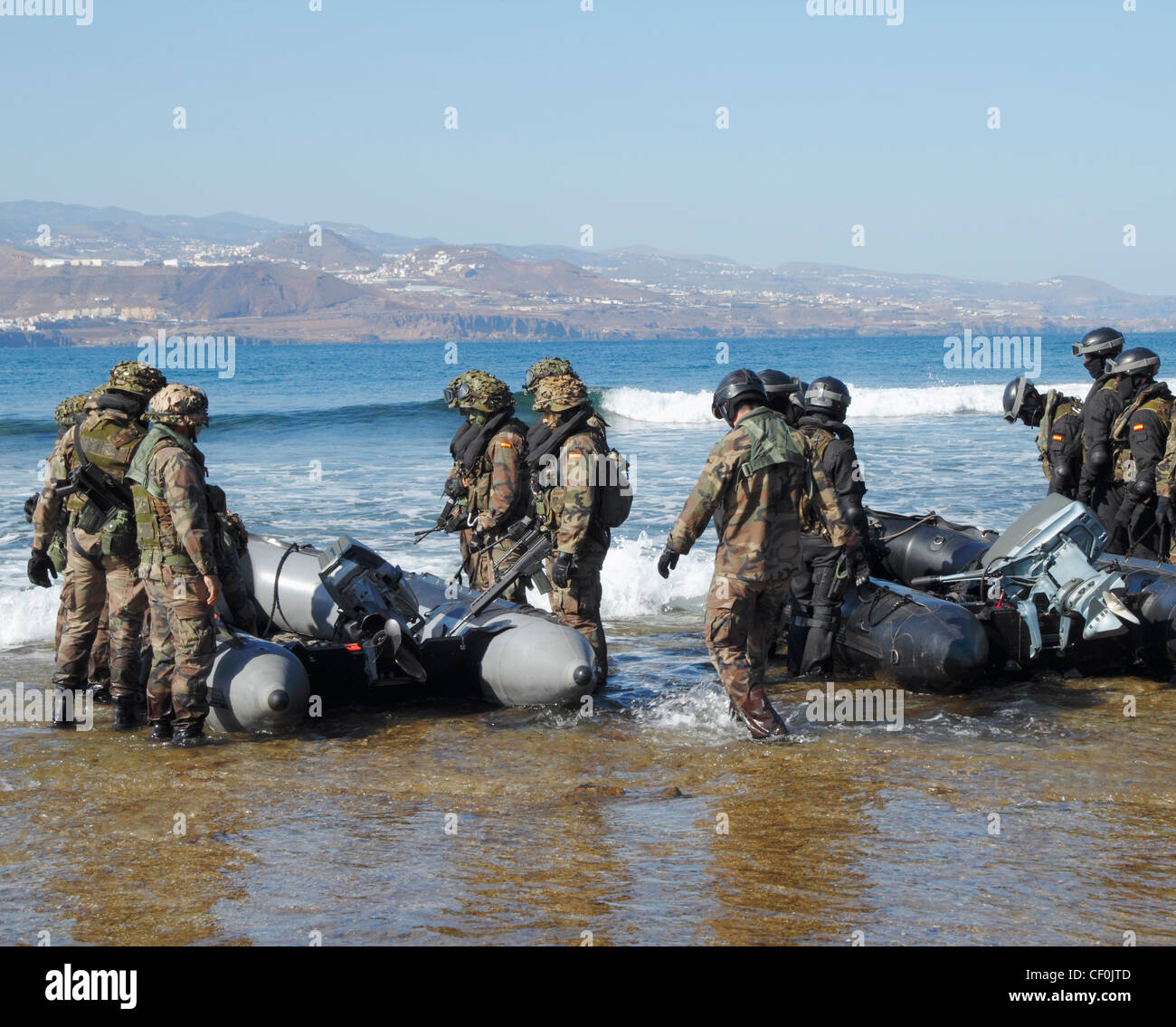 Lo spagnolo Marines lancio dinghy in fiera per celebrare il corpo 475th anniversario Foto Stock