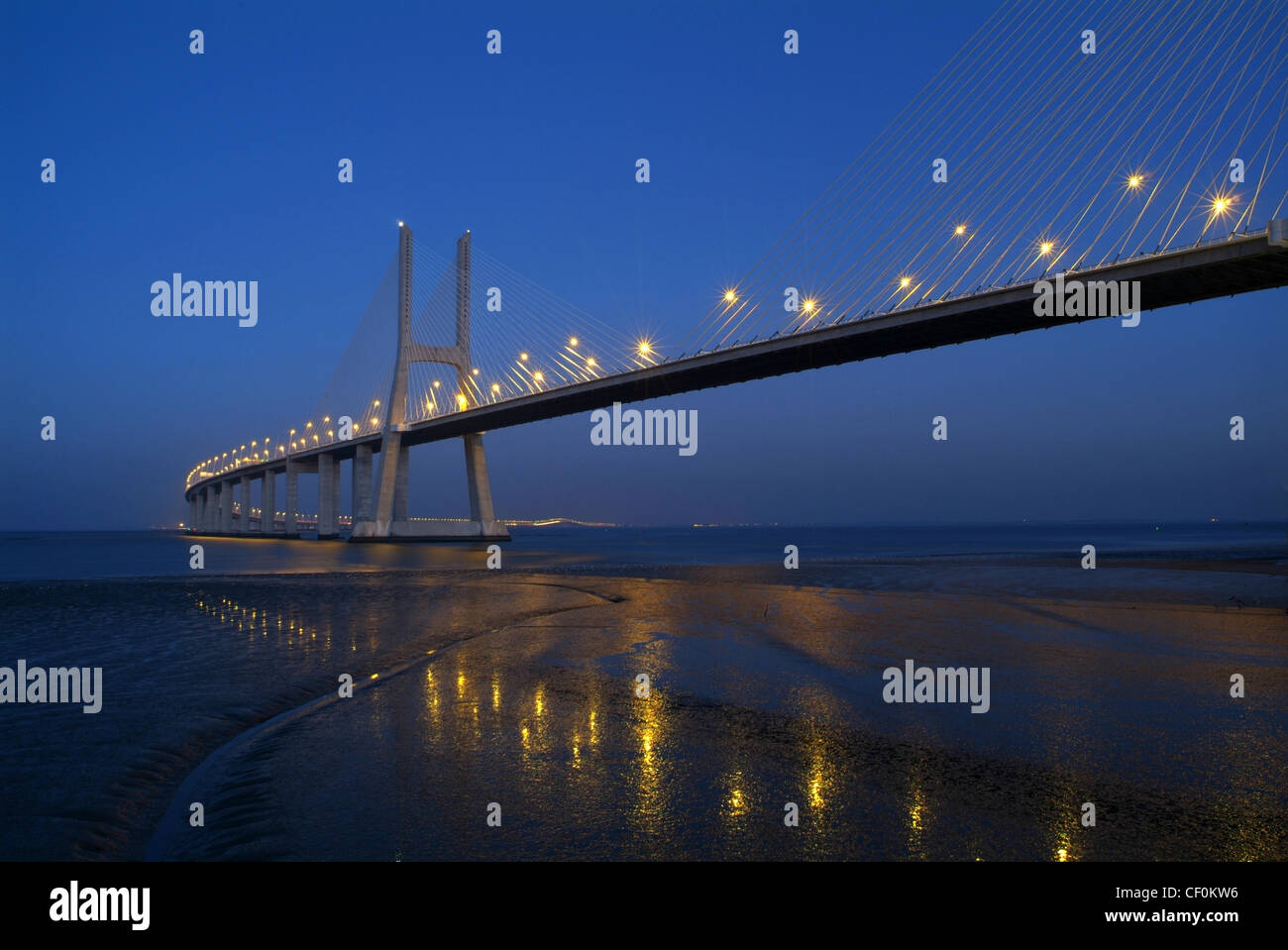 Ponte Vasco da Gama di notte, Lisbona, Portogallo Foto Stock