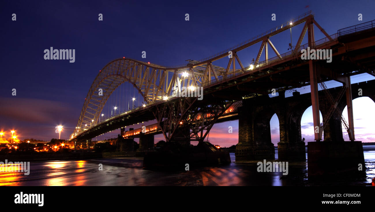 Passeggero Runcorn Road Bridge di notte. Crepuscolo immagine dal lato di Widnes, a sud del fiume Mersey sul suo modo di Liverpool Foto Stock