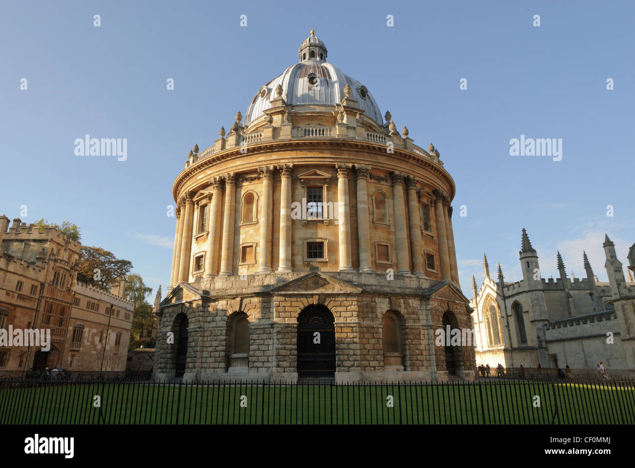 La Radcliffe Camera è parte della libreria Boedleian all'Università di Oxford. Costruito nel 1749 per ospitare la Radcliffe Science Library Foto Stock