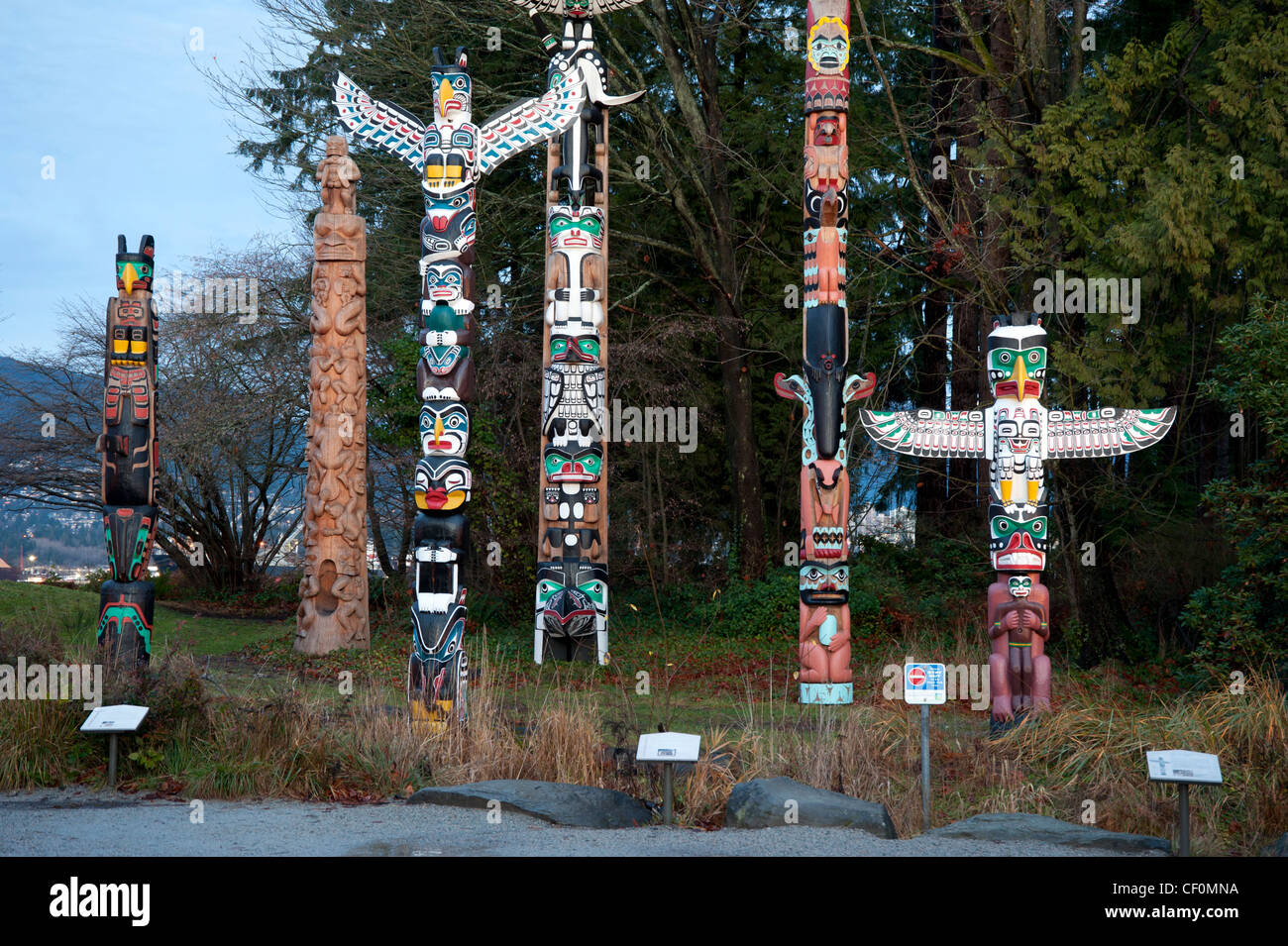 Totem Poles a Stanley Park, Vancouver, British Columbia, Canada Foto Stock