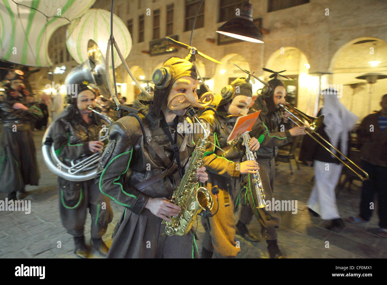 Un stranamente made-up e vestito di banda i musicisti si esibiscono in strada Souq Waqif, Doha, Qatar, il Festival di Primavera 2012 Foto Stock