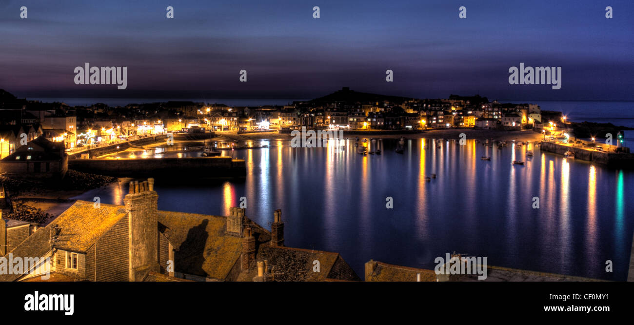 Crepuscolo sopra St Ives Bay, Sud della Cornovaglia, England, Regno Unito Foto Stock