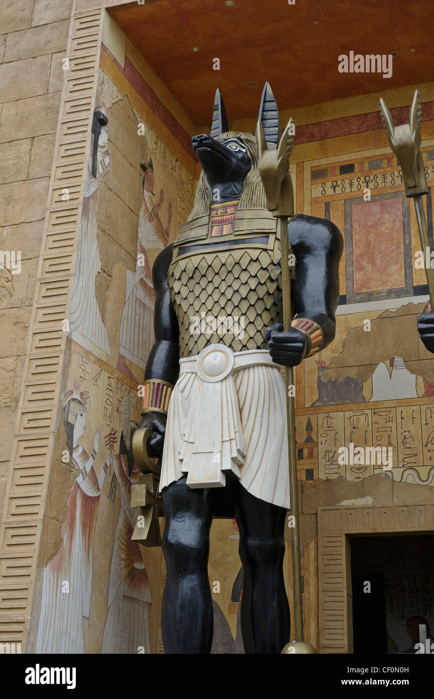 Statua di Anubis, dio egiziano, Universal Studios Singapore. Foto Stock