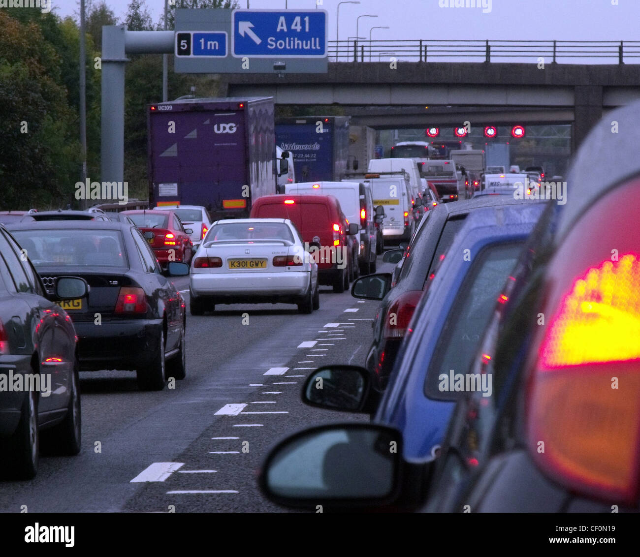 Rallentare il traffico sull'autostrada M42 vicino a Solihull e Shirley, Birmingham, Regno Unito Foto Stock