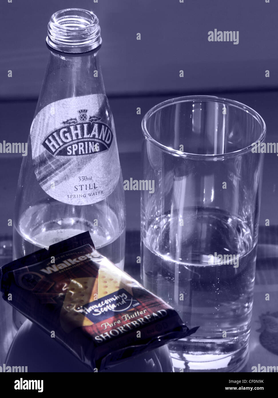 Prodotti di Scozia, Highland Spring acqua walkers frollini in blu il colore del St Andrews bandiera della croce Foto Stock