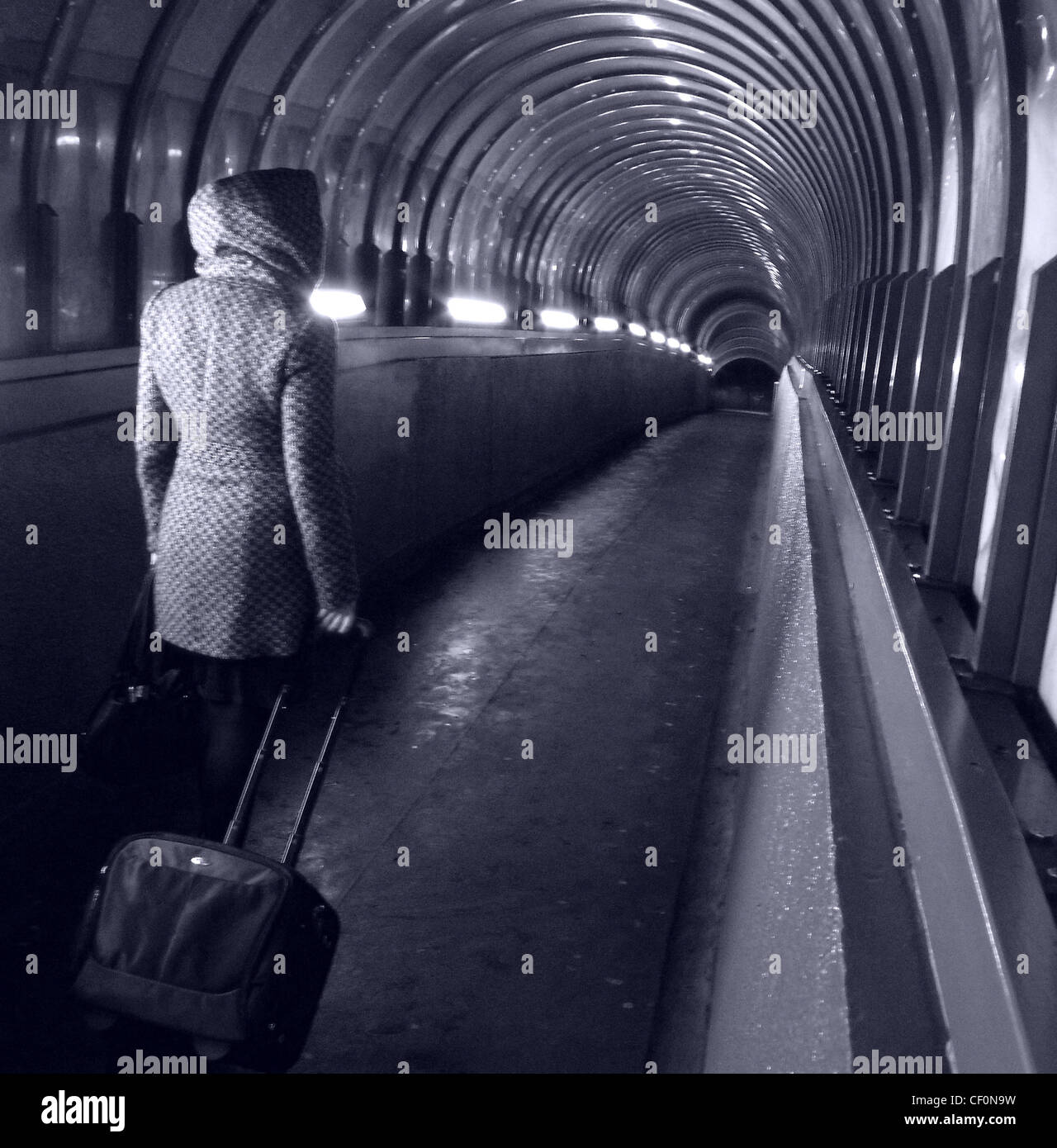 Walker a Park Lane Darlington tunnel passeggeri con bagagli, stazione di Darlington, Darlington, Teeside Inghilterra, Regno Unito Foto Stock