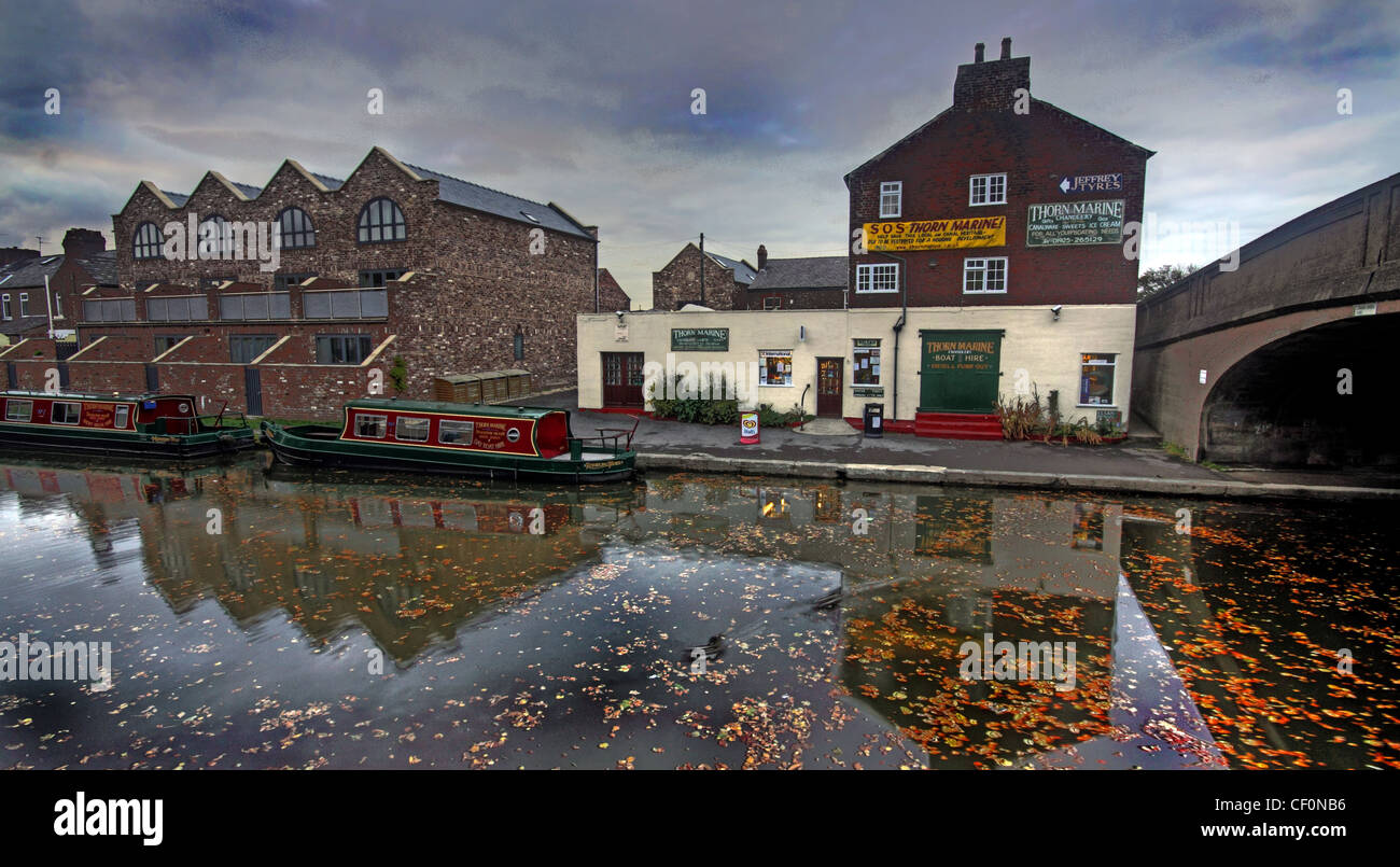 Thorn Marine, Bridgewater Canal, Stockton Heath, Warrington, Cheshire, Inghilterra, Regno Unito al crepuscolo Foto Stock