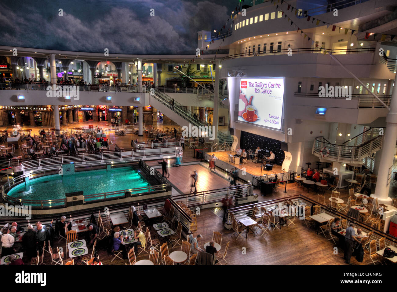 Martedì il tè del pomeriggio danzante al food court, Trafford Centre, Dumplington, Trafford Park, Manchester, Lancashire, Inghilterra, Regno Unito Foto Stock