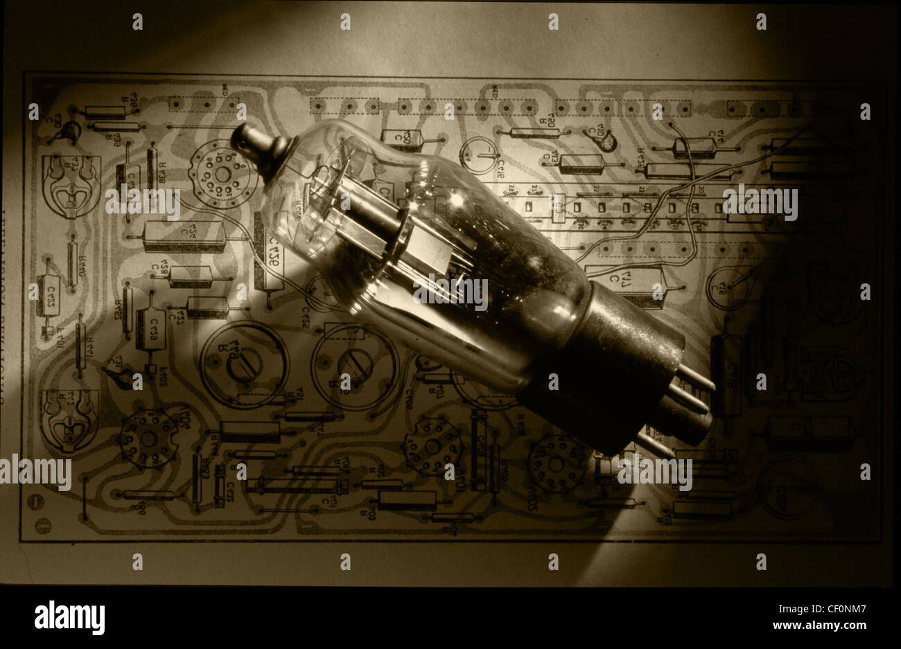 Valvola a triodo Mullard di vecchio tipo montata su uno schema elettrico delle valvole a depressione a circuito stampato da 1960 Foto Stock