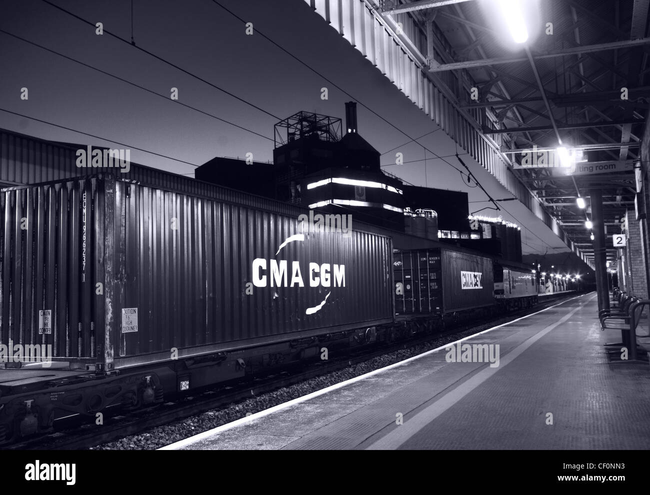 Il treno CMA CGM Freight attraversa Warrington Bank Quay, la stazione della linea principale elettrificata della costa occidentale nel Cheshire, Inghilterra, Regno Unito Foto Stock