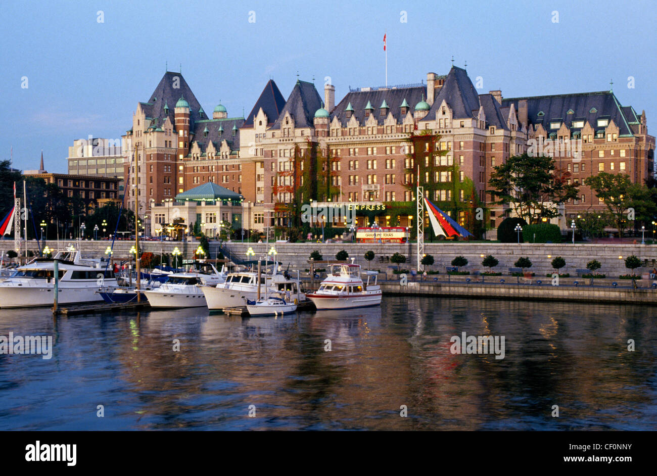 Il Regal Empress Hotel è stato un punto di riferimento sin dal 1908 sull'Isola di Vancouver attraverso dal Porto Interno di Victoria, British Columbia, Canada. Foto Stock