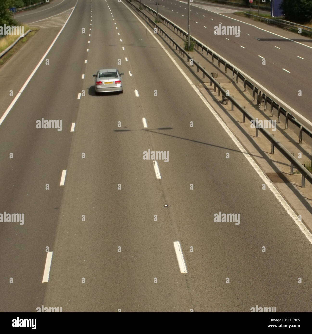Un'auto singola sulla M1, vicino ai servizi di Watford Gap, M1 Motorway, Northamptonshire, Inghilterra Regno Unito Foto Stock