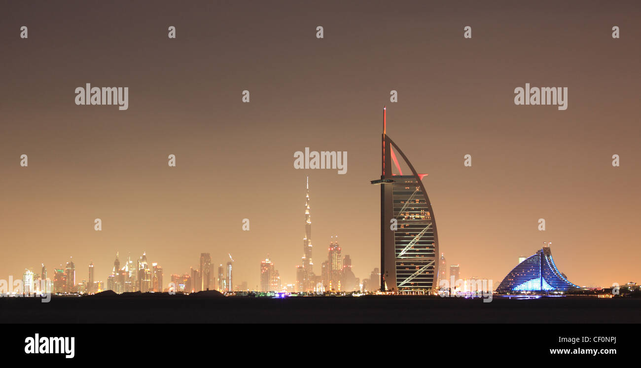 Skyline di Dubai di notte, Emirati Arabi Uniti Foto Stock