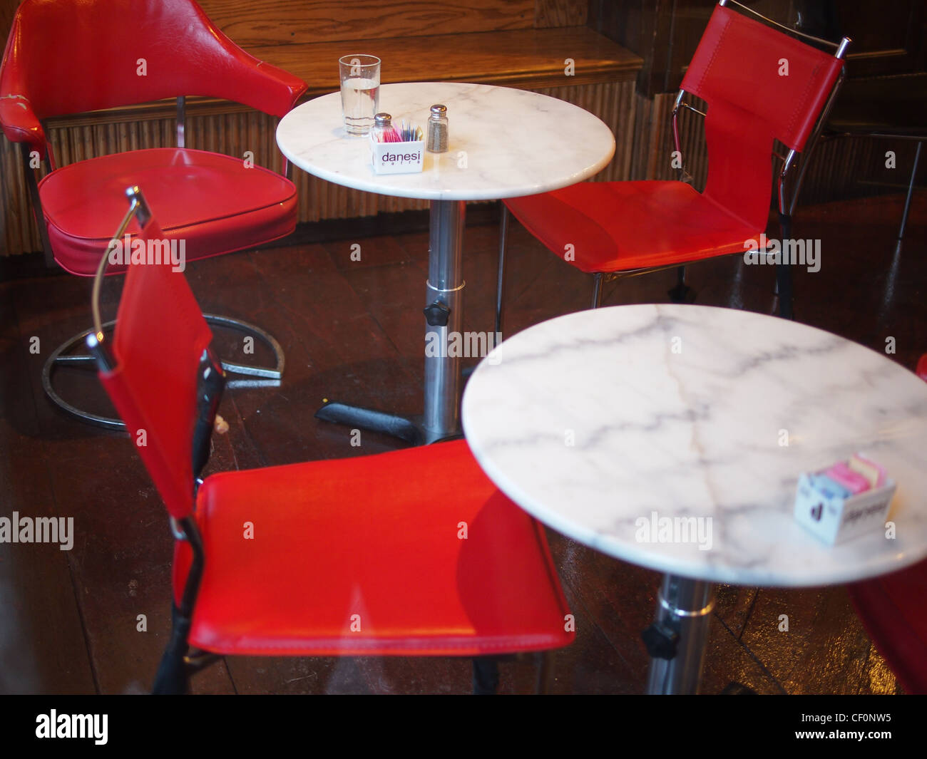 Sedie rosse e marmo bianco di tabelle in cafe, Brooklyn, New York Foto Stock