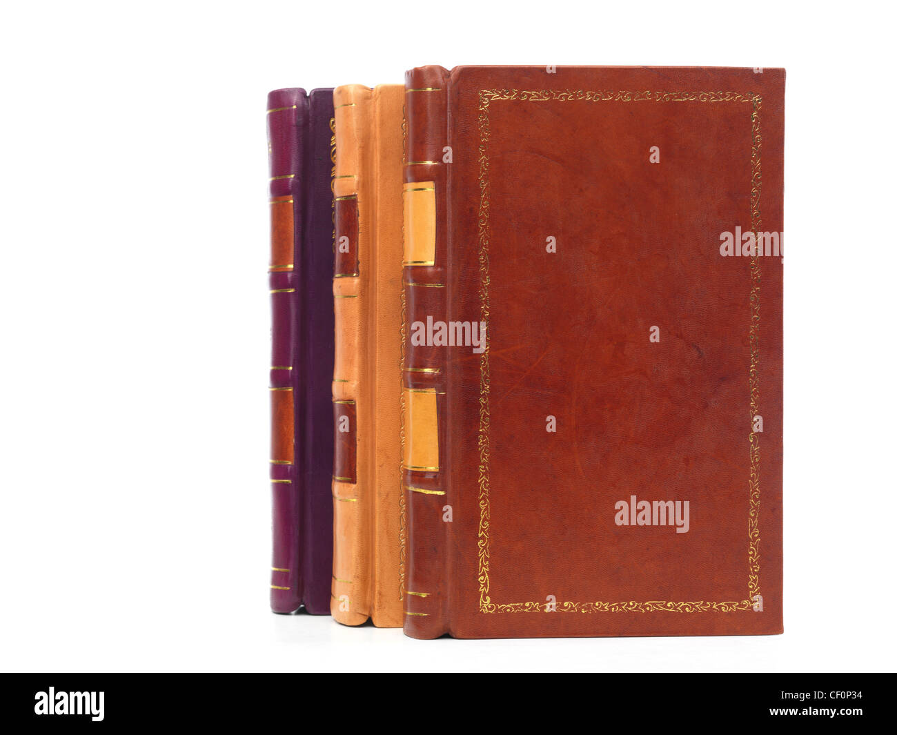 Tre volumi di pelle con copertina rigida libro rilegato isolati su sfondo bianco Foto Stock