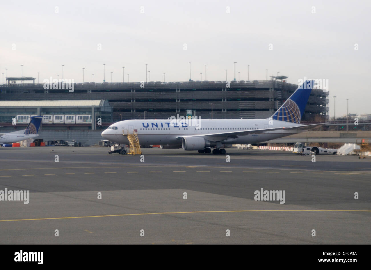 Aereo commerciale parcheggiata su una pista di aeroporto internazionale Newark Liberty, Newark, NJ Foto Stock