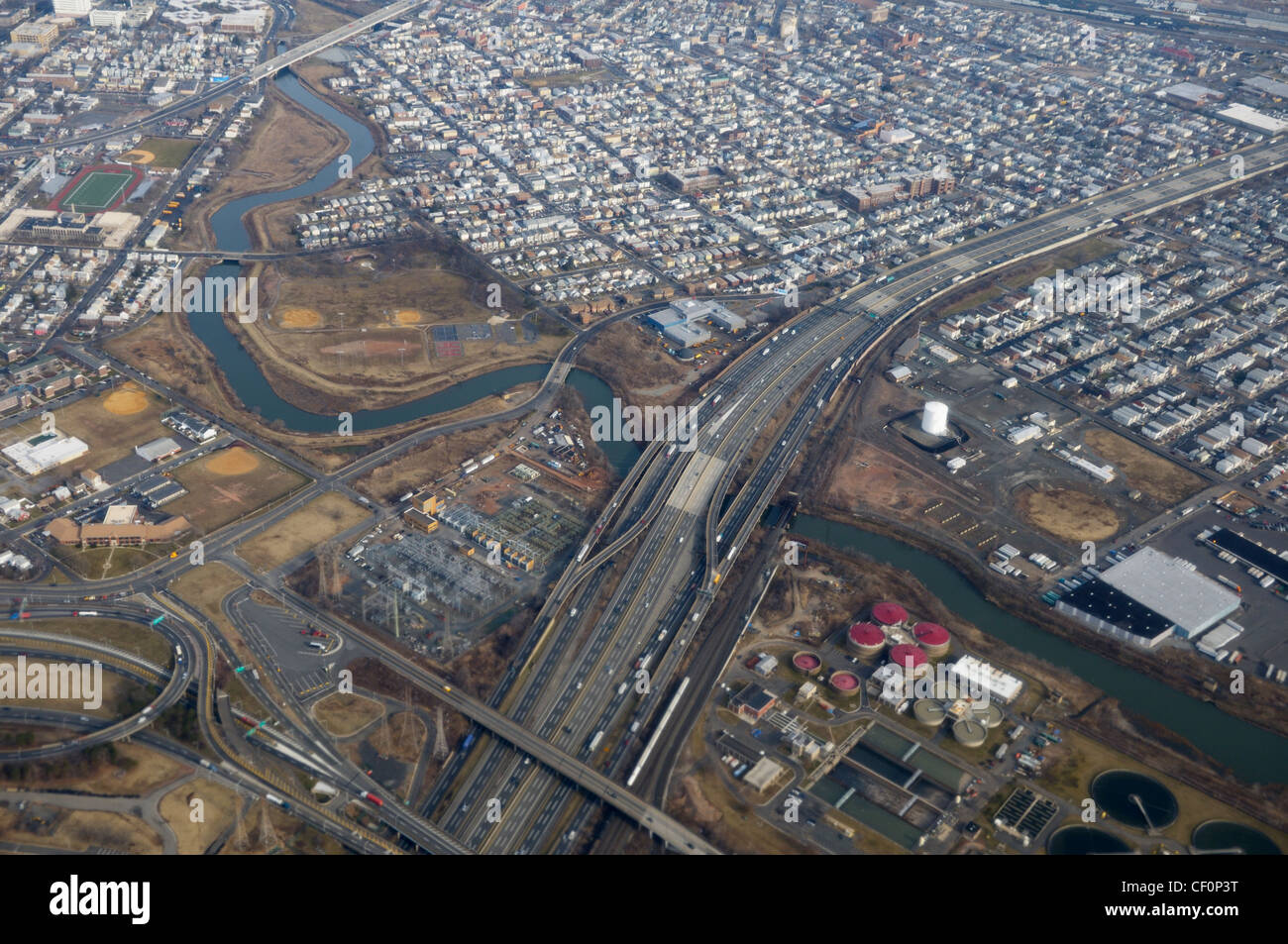 Congestionata area urbana di cui sopra (New Jersey settentrionale vicino a Newark con la New Jersey Turnpike Foto Stock