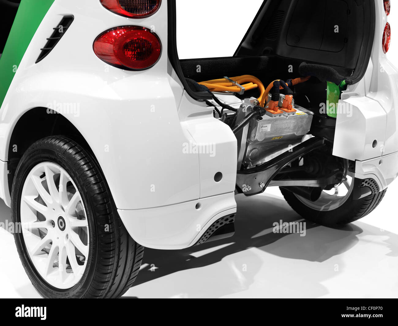 Licenza disponibile su MaximImages.com - Smart ForTwo Electric Drive aperto  da dietro che mostra la batteria e il motore elettrico Foto stock - Alamy