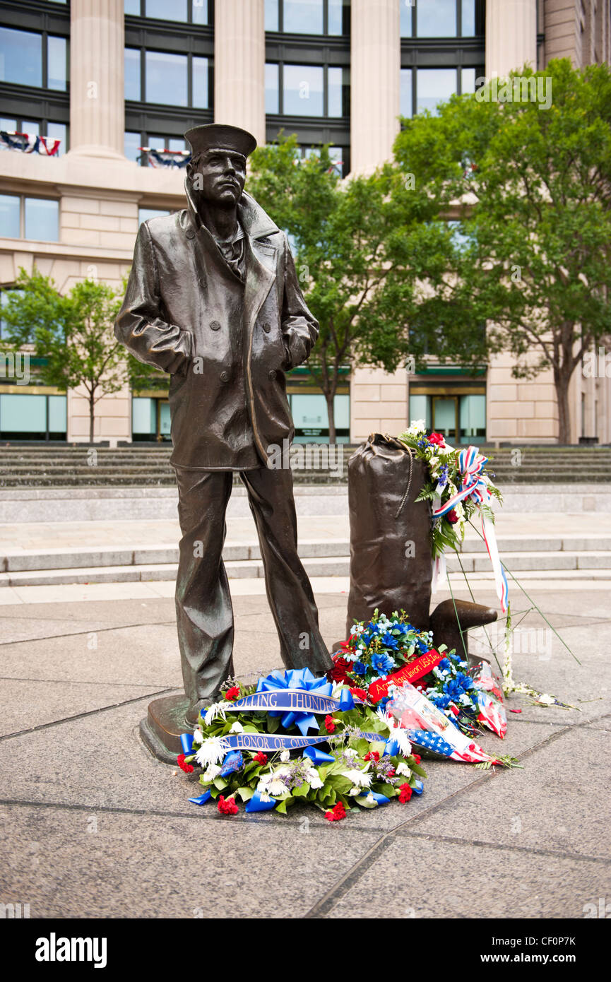 Una statua di un marinaio della Marina presso la US Naval Memorial a Washington DC. Foto Stock