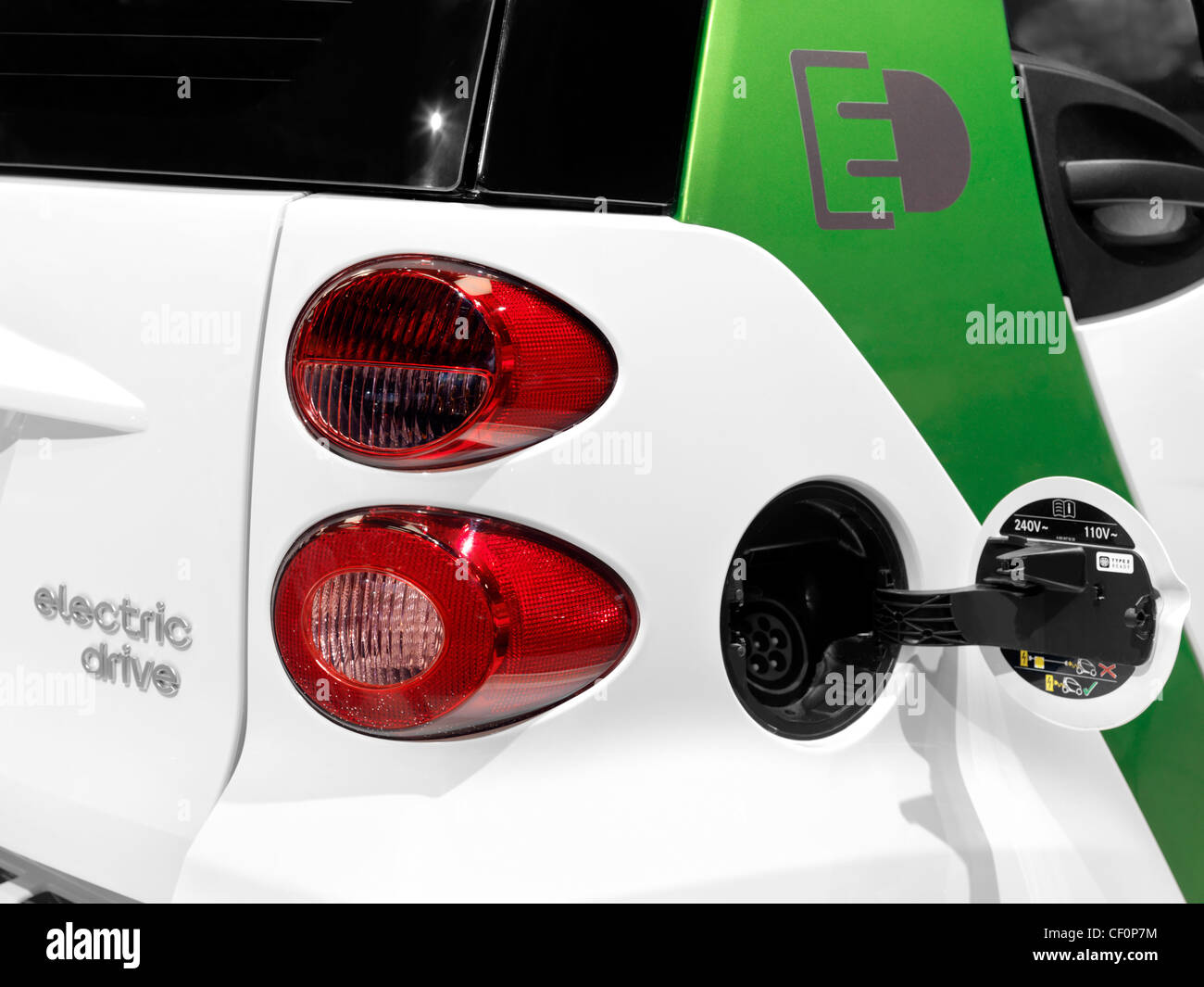 2012 Smart fortwo electric drive. Auto elettrica presa di alimentazione  aprire il coperchio closeup Foto stock - Alamy