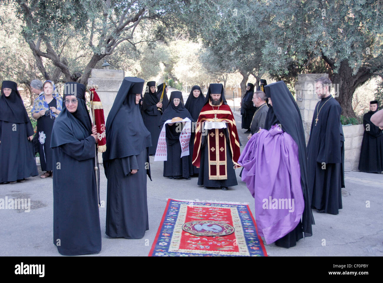 In attesa tradizionale saluto del Vescovo in russo il monastero di ascensione sul Monte degli Ulivi di Gerusalemme, Israele Foto Stock