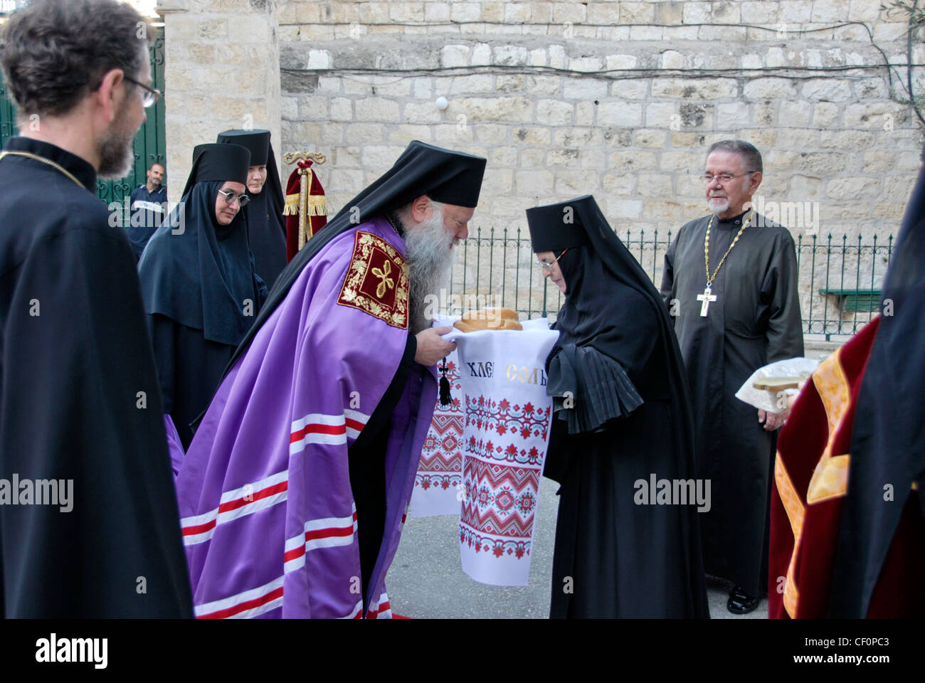 Tradizionale saluto del Vescovo in russo il monastero di ascensione sul Monte degli Ulivi di Gerusalemme, Israele Foto Stock