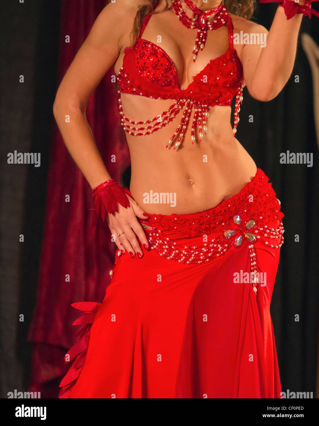 Medio Orientale danzatrice del ventre vestito di rosso Foto Stock