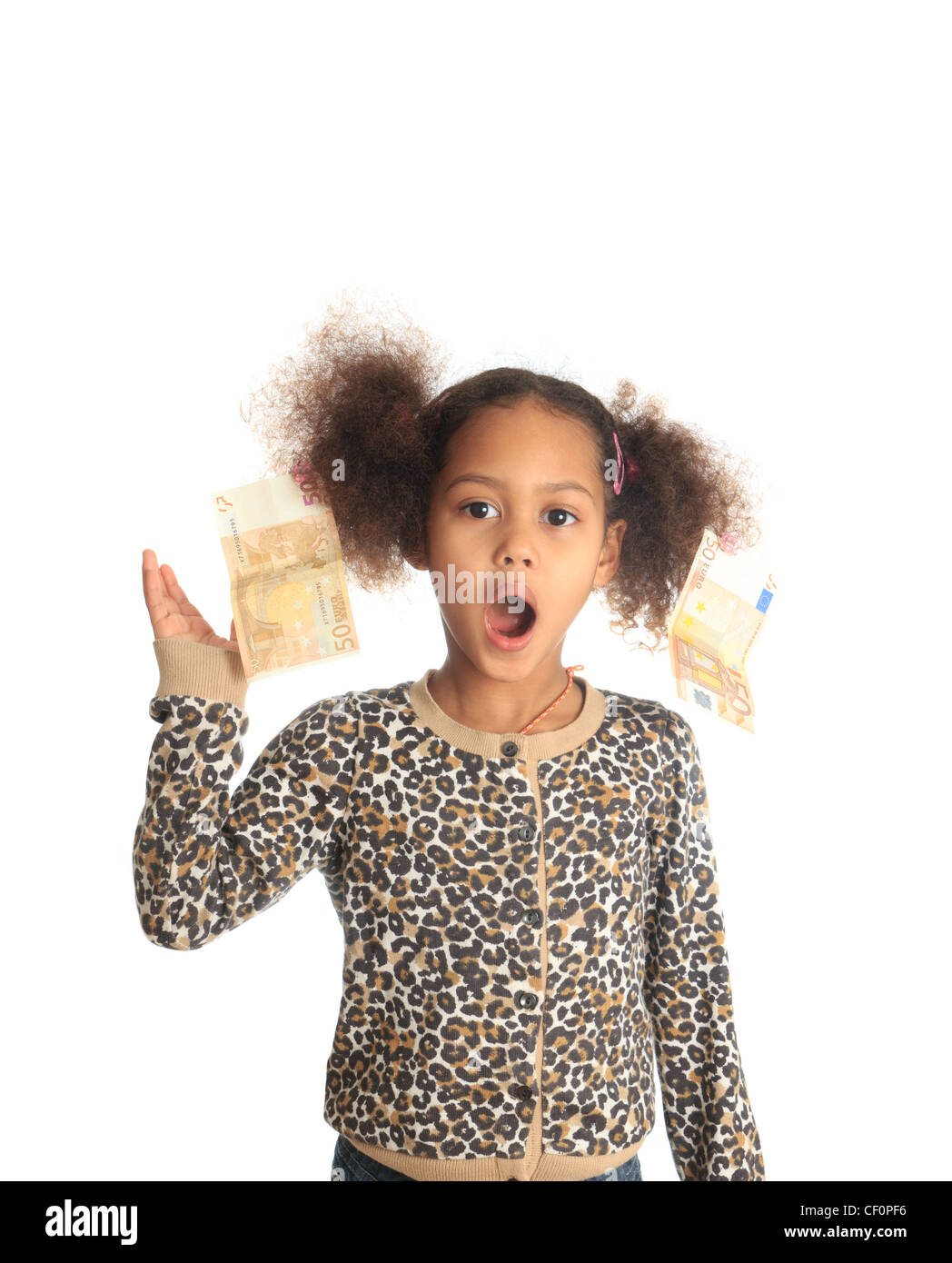 African American bambino asiatico con denaro nero sui capelli ricci metisse euro Foto Stock