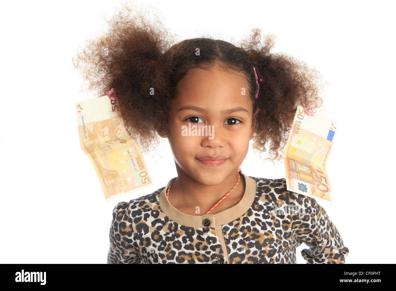 African American bambino asiatico con denaro nero sui capelli ricci metisse euro Foto Stock