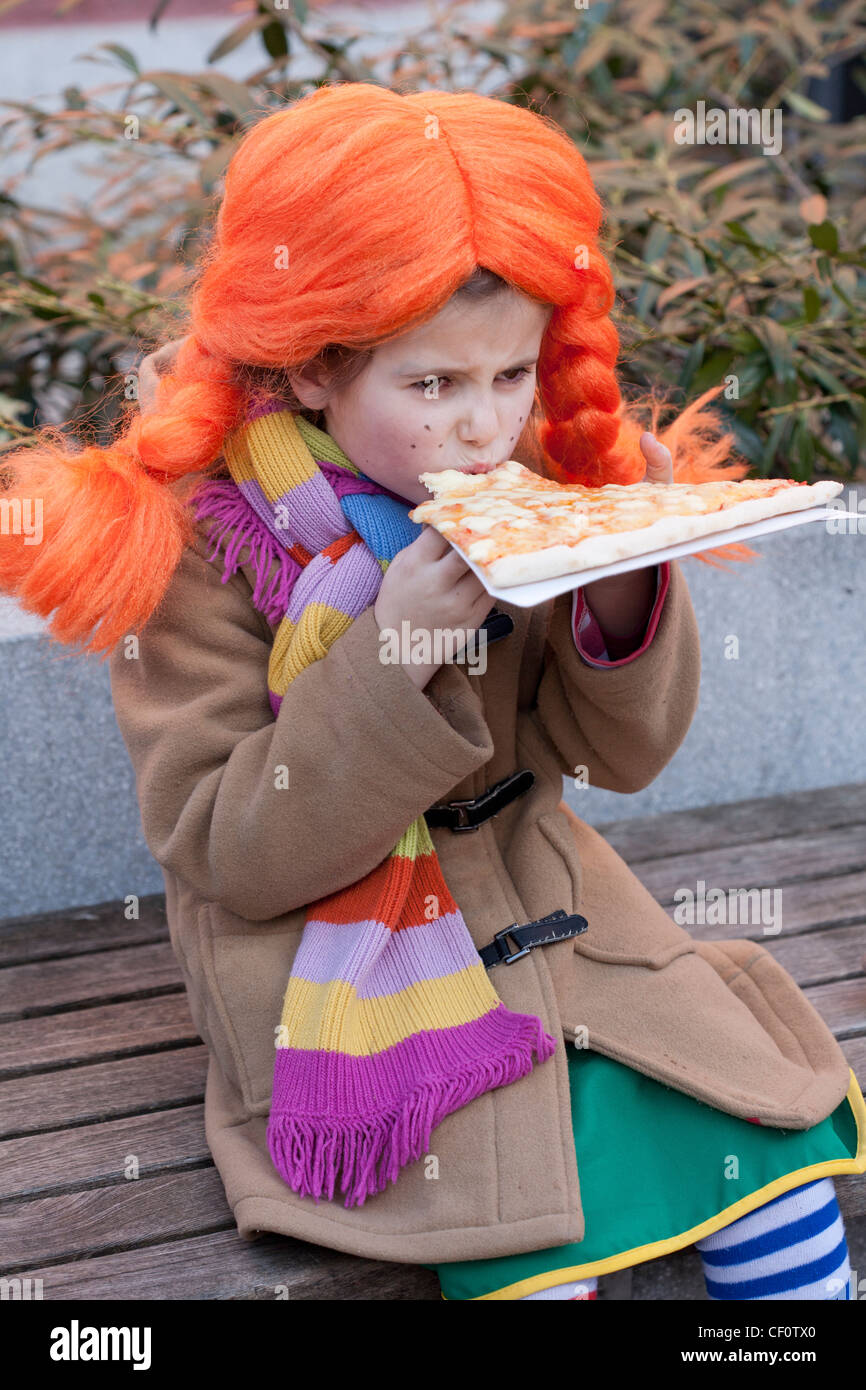 Bambina vestito come Pippi calza lunghe di mangiare la pizza Foto stock -  Alamy