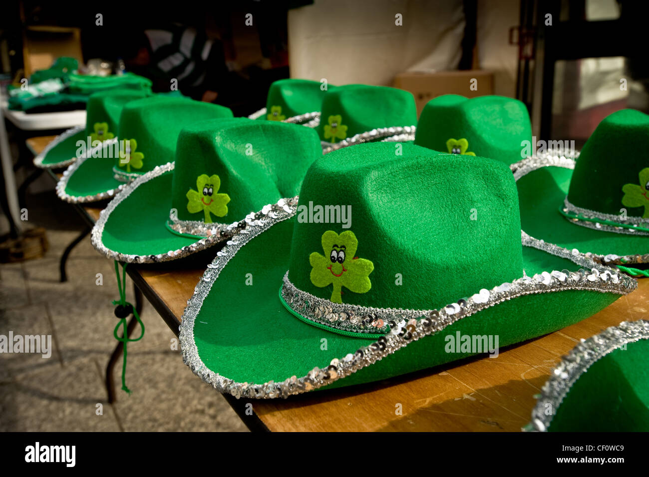 Cappellini verdi per la vendita su il giorno di San Patrizio con shamrock  Foto stock - Alamy