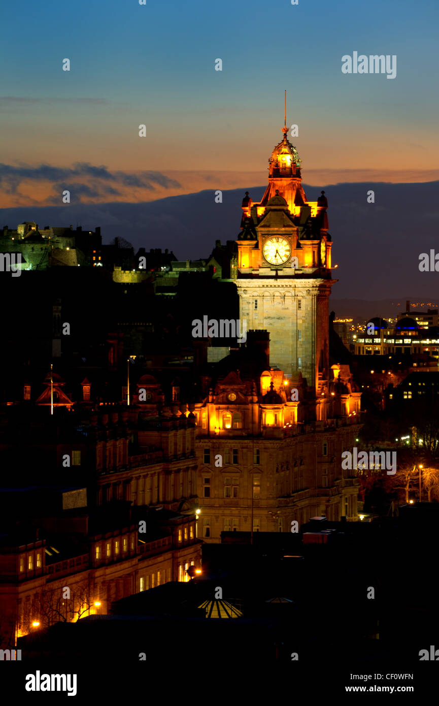 Vista da Calton Hill, Edimburgo guardando al castello di notte. Foto Stock