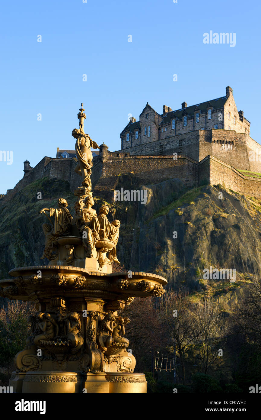 Il Castello di Edimburgo dai giardini di Princes Street e fontana, Scotland, Regno Unito. Foto Stock