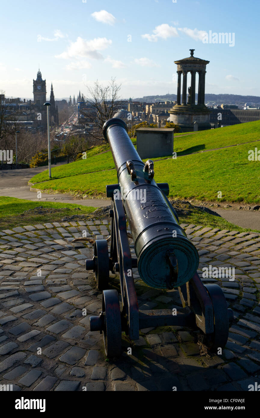 Vista da Calton Hill, Edimburgo guardando al Castello di Edimburgo, Scozia, Regno Unito. Foto Stock