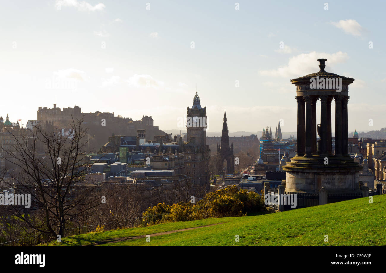 Vista da Calton Hill, Edimburgo guardando al Castello di Edimburgo, Scozia, Regno Unito. Foto Stock