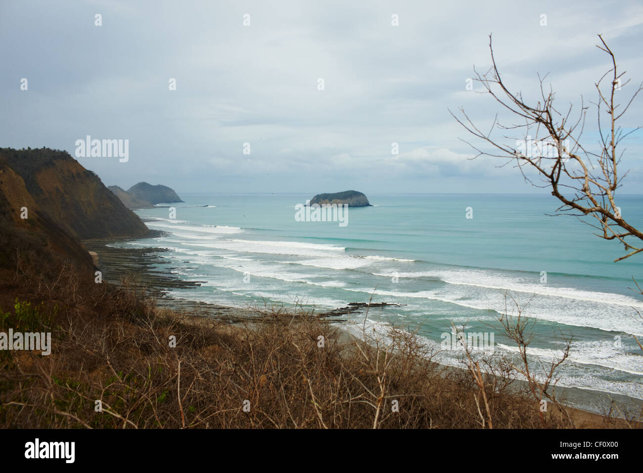 Costa con le rocce dell'Oceano Pacifico Foto Stock