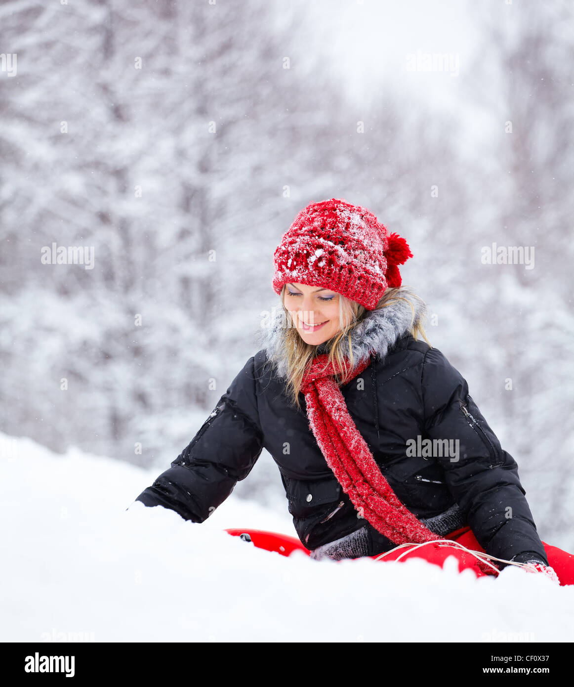 Donna nella sua 30s godendo la neve in campagna. Foto Stock