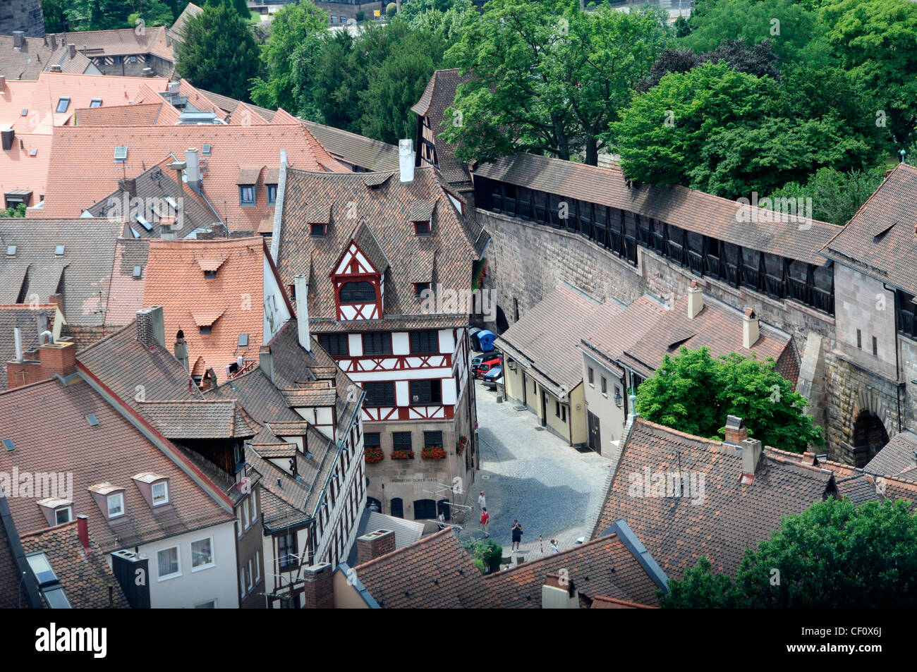 La città vecchia e nuova di Norimberga dalla Torre Sinwell nel Kaiserburg (castello imperiale di Norimberga) in Germania Foto Stock