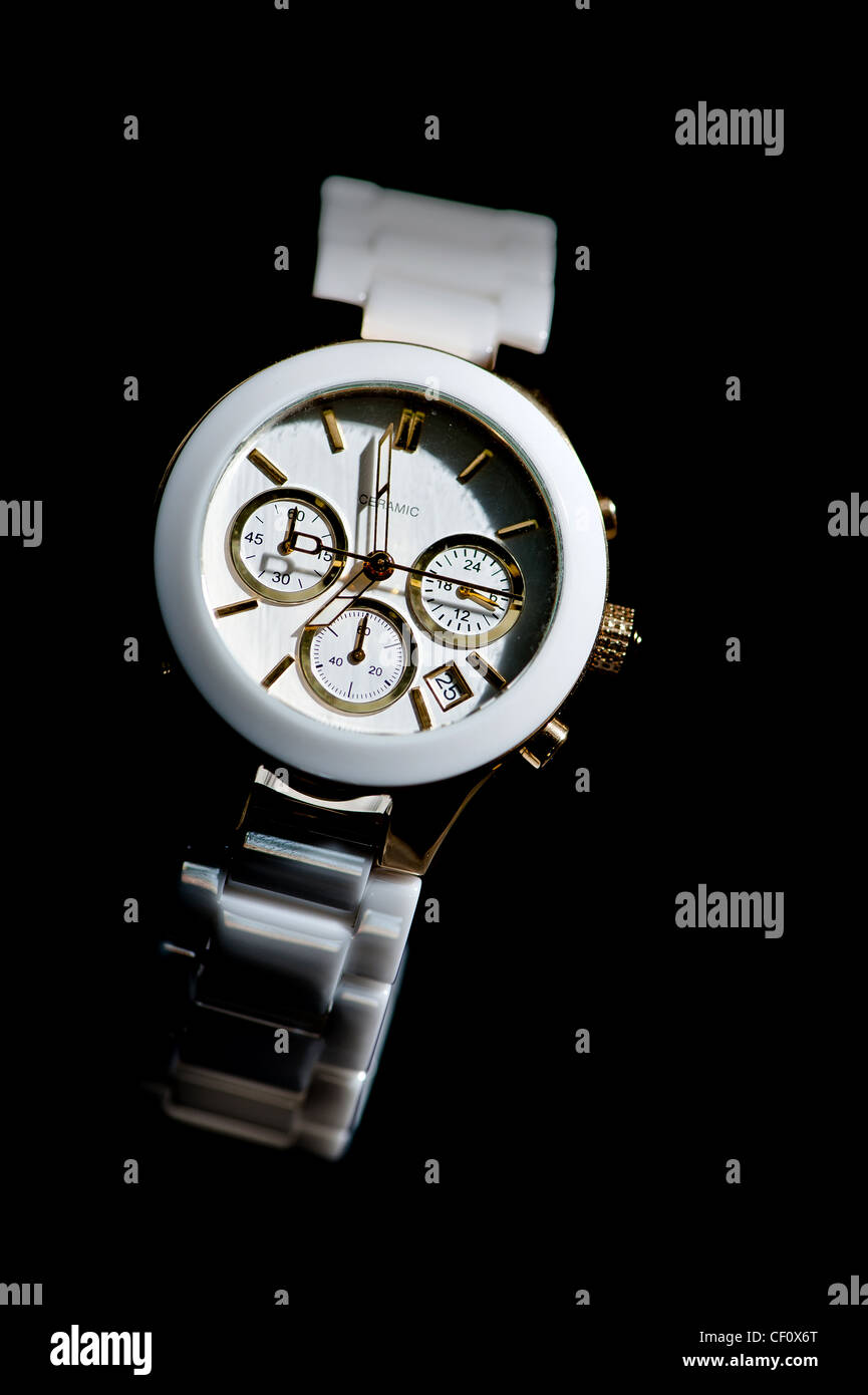 Bianco orologio alla moda fotografato su nero Foto Stock