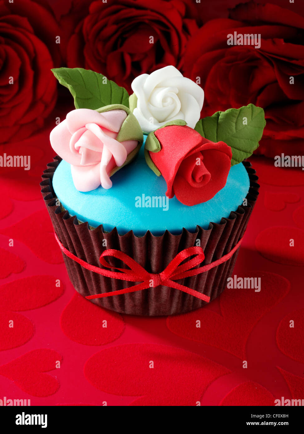 RED VELVET CUPCAKE CON ICED ROSE Foto Stock