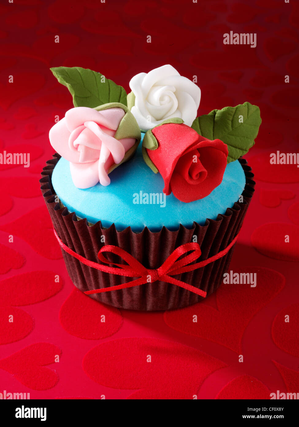 RED VELVET CUPCAKE CON ICED ROSE Foto Stock
