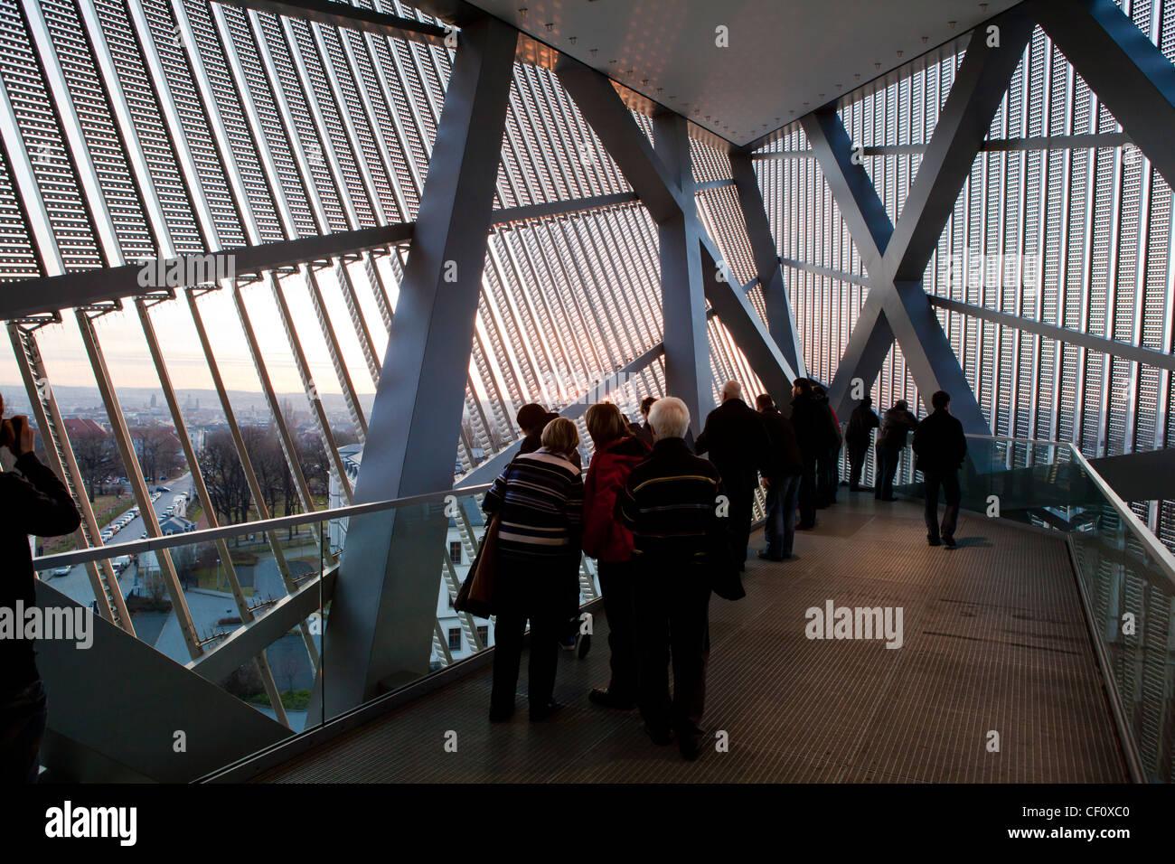 All'interno del vetro e acciaio cuneo della Bundeswehr Museo di Storia Militare, il museo militare delle forze armate tedesche, Dresden Foto Stock