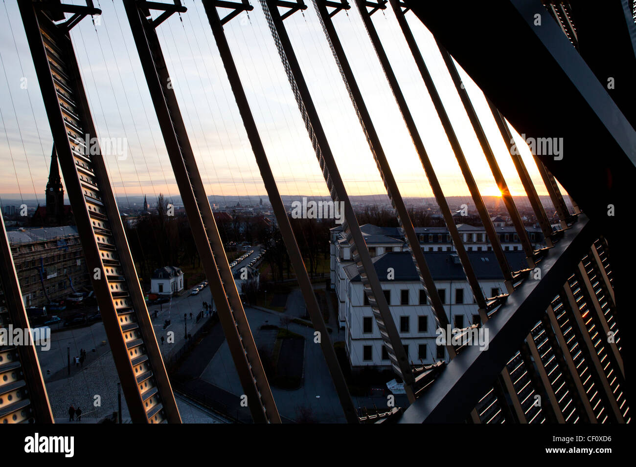 All'interno del vetro e acciaio cuneo della Bundeswehr Museo di Storia Militare, il museo militare delle forze armate tedesche, Dresden Foto Stock