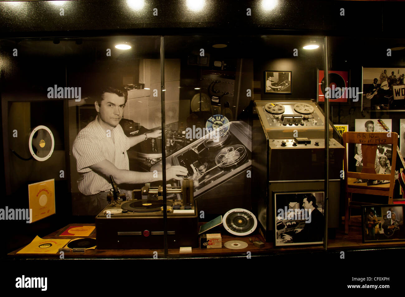 Diorama con fotografia di Sam Phillips nel suo record di Sun Studio di Memphis in Tennessee Foto Stock