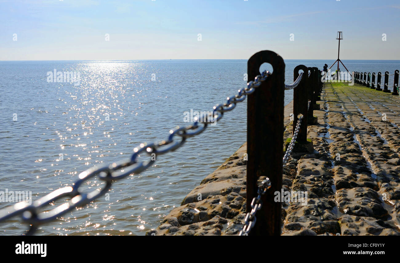 Ringhiera di sicurezza su emissario, groyne con pescatori Hove beach e dal lungomare SUSSEX REGNO UNITO Foto Stock